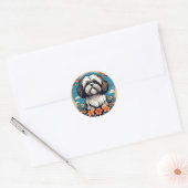 Lhasa Apso Dog Portrait mit Blume Runder Aufkleber (Umschlag)