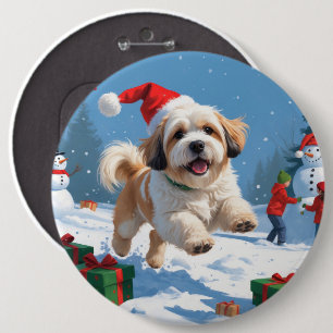 Lhasa Apso läuft im Schnee mit Weihnachtsmütze Button