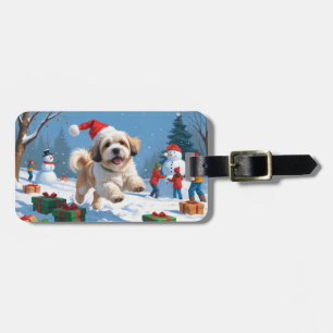 Lhasa Apso läuft im Schnee mit Weihnachtsmütze Gepäckanhänger