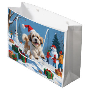 Lhasa Apso läuft im Schnee mit Weihnachtsmütze Große Geschenktüte