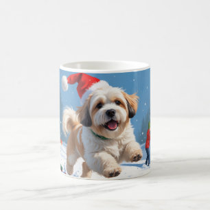Lhasa Apso läuft im Schnee mit Weihnachtsmütze Kaffeetasse