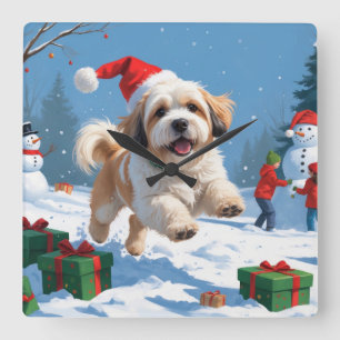 Lhasa Apso läuft im Schnee mit Weihnachtsmütze Quadratische Wanduhr