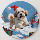 Lhasa Apso läuft in Snow mit Weihnachtshut Button (Vorderseite)