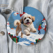 Lhasa Apso läuft in Snow mit Weihnachtshut Button (Beispiel)
