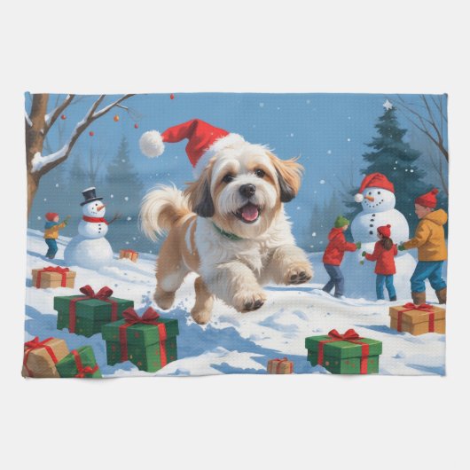 Lhasa Apso läuft in Snow mit Weihnachtshut Geschirrtuch (Horizontal)