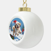 Lhasa Apso läuft in Snow mit Weihnachtshut Keramik Kugel-Ornament (Rechts)