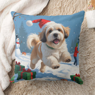 Lhasa Apso läuft in Snow mit Weihnachtshut Kissen