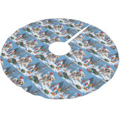 Lhasa Apso läuft in Snow mit Weihnachtshut Polyester Weihnachtsbaumdecke (Schrägansicht)