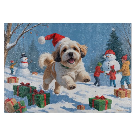 Lhasa Apso läuft in Snow mit Weihnachtshut Schneidebrett (Vorderseite)