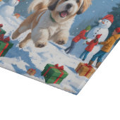 Lhasa Apso läuft in Snow mit Weihnachtshut Schneidebrett (Ecke)