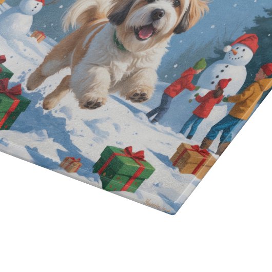 Lhasa Apso läuft in Snow mit Weihnachtshut Schneidebrett (Ecke)