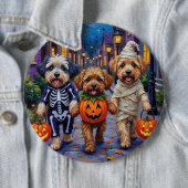 Lhasa Apso Trick-or-Treating in Halloween-Kostümen Button (Beispiel)