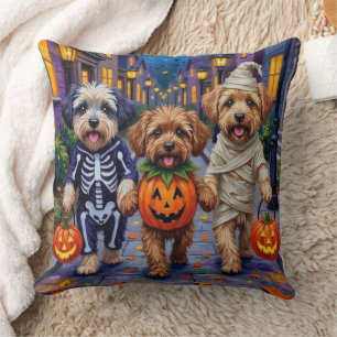 Lhasa Apso Trick-or-Treating in Halloween-Kostümen Kissen