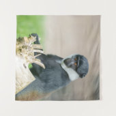 L'Hoest's Monkey auf einer Holzperche Wandteppich (Vorderseite (Horizontal))