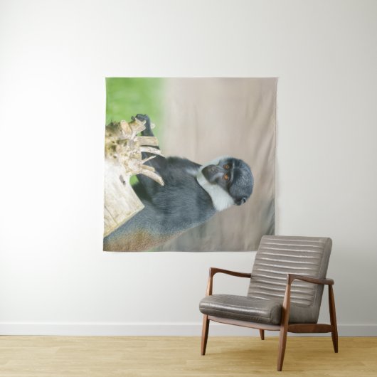 L'Hoest's Monkey auf einer Holzperche Wandteppich (Beispiel (Horizontal))