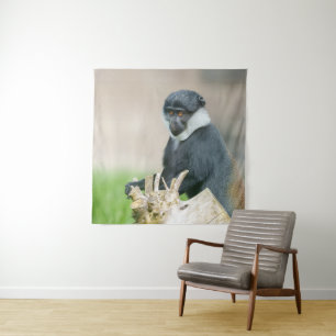 L'Hoest's Monkey auf einer Holzperche Wandteppich