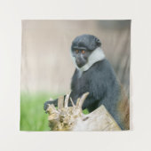 L'Hoest's Monkey auf einer Holzperche Wandteppich (Vorderseite)