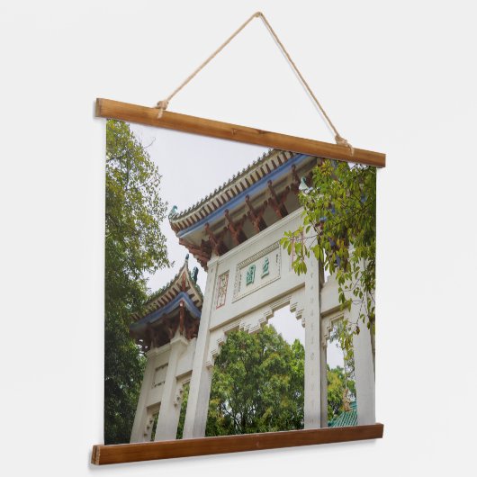 Li Garden Series: Gateway of Serenity Wandteppich Mit Holzrahmen (Gewinkelt)