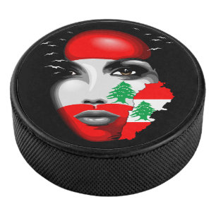 Libanonflagge und -karte im Gesicht eines Mädchens Eishockey Puck