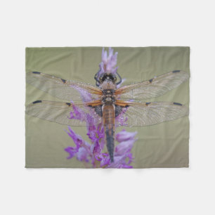 Libelle auf Blume Fleecedecke