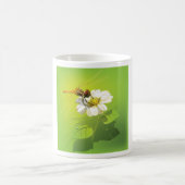 Libelle auf einer Blume Kaffee Tasse (Mittel)