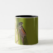 Libelle auf geknospter Iris Zweifarbige Tasse (Mittel)
