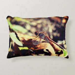 Libelle auf getrocknetem Blätter Nah Dekokissen