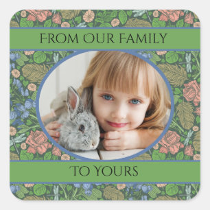 Libelle fliegt in einem englischen Garten Quadratischer Aufkleber