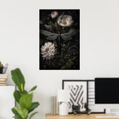 Libelle im dunklen Blumen-Garten-Druck, Moody Poster (Heimbüro)