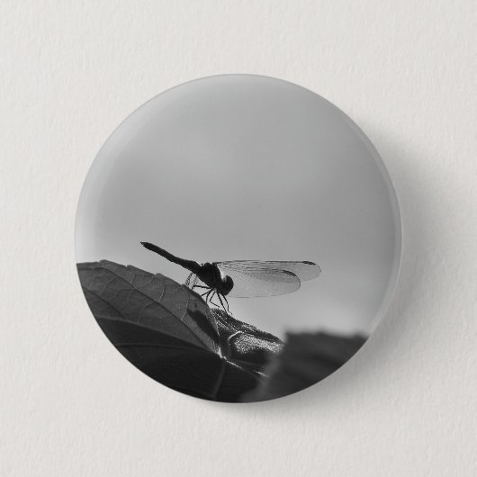 Libelle in Graustufen auf einem runden Knopf Button (Vorderseite)
