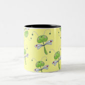 Libelle mit Herz Zweifarbige Tasse (Mittel)