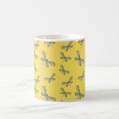 Libelle mit schönem gelbem Hintergrund Kaffeetasse (Mittel)