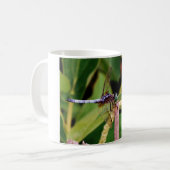 Libelle mit weißen Blume Kaffeetasse (Vorderseite Links)