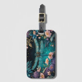 Libelle nachts im Blumengarten Gepäckanhänger (Vorderseite Vertikal)