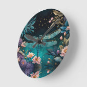 Libelle nachts im Blumengarten Runde Wanduhr (Winkel)