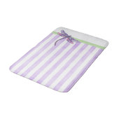 Libelle und violette Streifen Badematte (Schrägansicht)