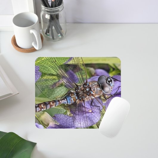 Libellen-Libelle mit blauen Augen auf einer Blume Mousepad