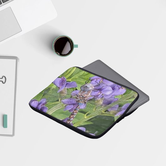 Libellen-Libellula auf violetten Blüten Laptopschutzhülle