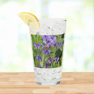Libellen mit blauen Augen auf violetten Blumen Glas