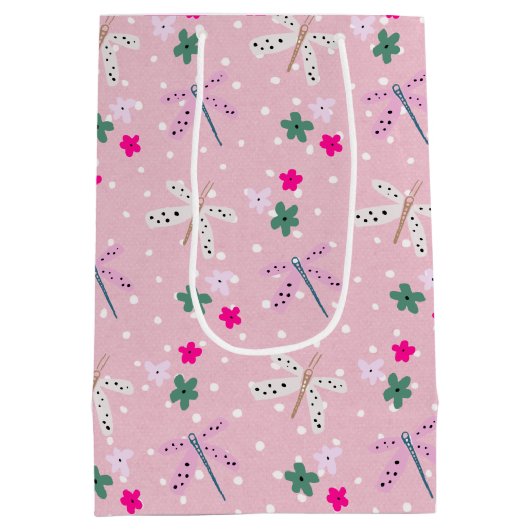 Libellen und Blume auf Polka-Punkten Mittlere Geschenktüte (Rückseite)