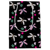 Libellen und Blume auf schwarz Mittlere Geschenktüte (Vorderseite)