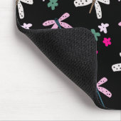 Libellen und Blume auf schwarz Mousepad (Ecke)