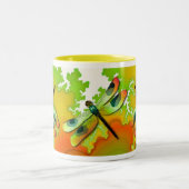 Libellen-und Fraktal-Tasse Zweifarbige Tasse (Mittel)