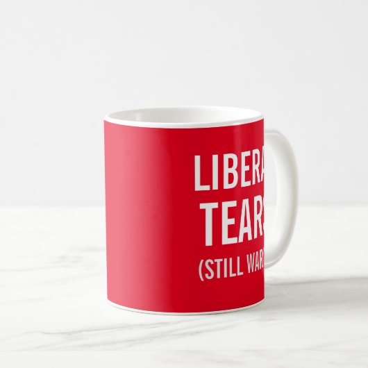 Liberaler zerreißt noch warmes kaffeetasse (VorderseiteRechts)