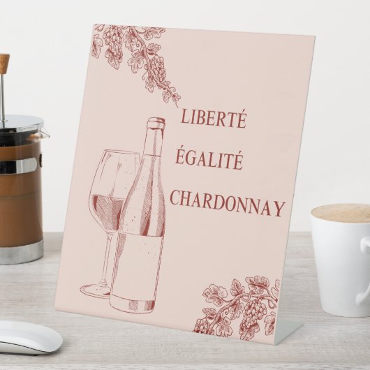 Liberté Égalité Chardonnay Der Mensch und die Wein Sockelschild (In Situ)