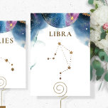 Libra-Konstellation, Himmelsmusik-Tischnummer<br><div class="desc">Genießen Sie ein himmlisches Sternbild mit unseren Tafelschildern! Sammlung mit 18 verschiedenen Sternbildern zur Auswahl, aber wenn Sie mehr benötigen, können Sie einen anderen Konstellationsnamen zu einer unserer Tischnummern-Karten hinzufügen (obwohl die Karte unten nicht die richtige Sternenformation hat, wird es Ihnen möglich sein, Ihr Set zu vervollständigen). Libra Tischnummer Schild...</div>