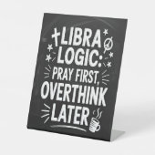 Libra Logic: Zuerst beten, Später unterdenken Sockelschild (Vorderseite)