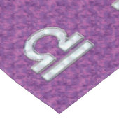 Libra Sign auf der digitalen Fuchsia-Camouflage Tischdecke (Schrägansicht)