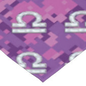 Libra Zodiac Sign auf Pink Digital Camouflage Tischdecke (Schrägansicht)
