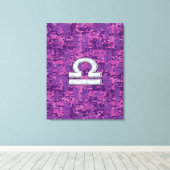 Libra Zodiac-Symbol auf der Fuchsia Digitalen Camo Leinwanddruck (Insitu (Holzboden))